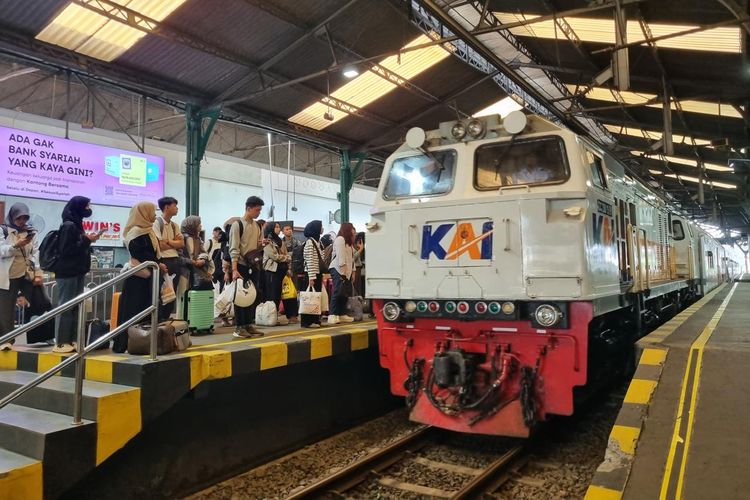Puncak Arus Mudik Kereta Api 2025: KAI Tambah 1.080 Perjalanan untuk Atasi Membeludaknya Penumpang
