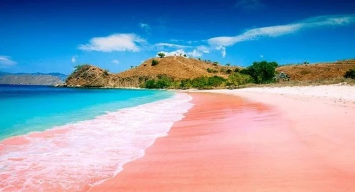 Wisata Alam Eksotis di Malang: Pantai Tiga Warna