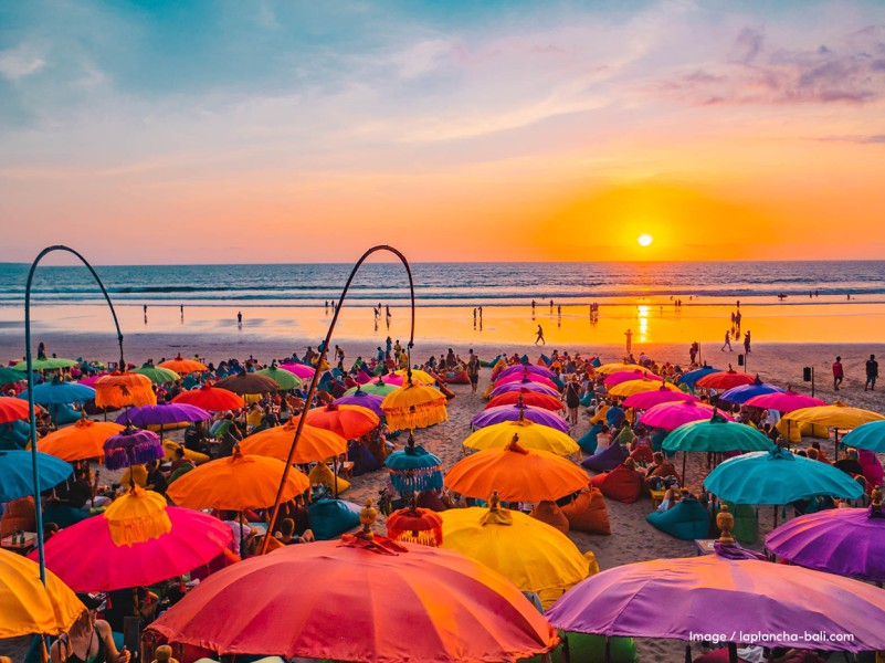 BCA KCP Sumenep Gelar Outing Sunset in Bali untuk Tingkatkan Kebersamaan Karyawan