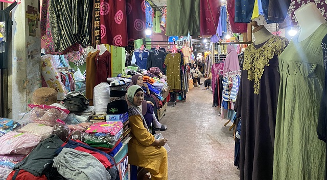 Pasar Tasikmadu Sepi, Pedagang Pakaian Berjuang Hadapi Ancaman Belanja Online