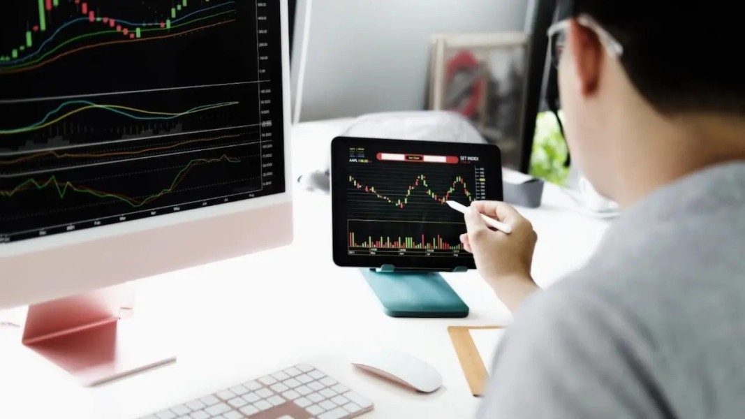 IHSG Melambung ke Level 8.212, Investor Asing Tarik Modal Rp2 Triliun