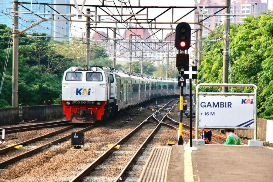 HUT Bhayangkara, Kereta Api Jarak Jauh Berhenti di Jatinegara