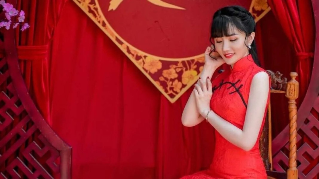 Imlek Kian Memukau dengan Busana Cheongsam yang Menonjolkan Keanggunan Wanita