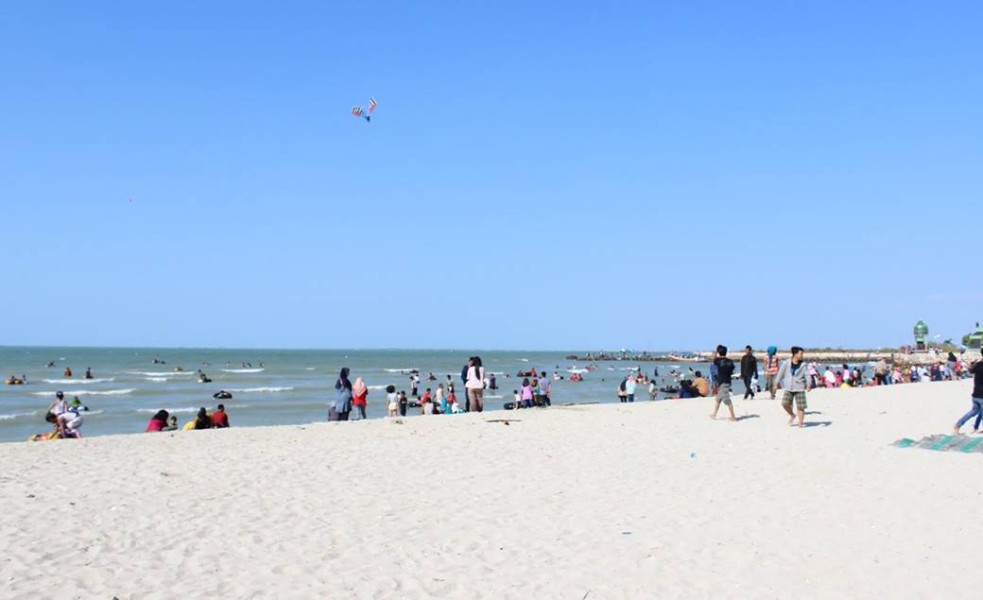 Pantai Pasir Putih Dalegan Destinasi Wisata Liburan Keluarga Favorit Gresik