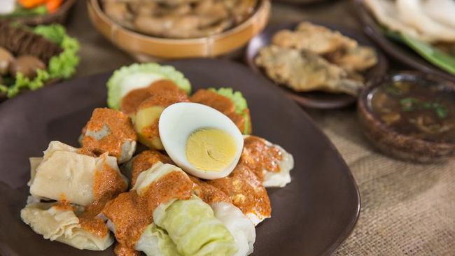 Siomay Mang Omeng, Kuliner Legendaris Mahasiswa UNIKOM yang Tetap Digemari Berkat Rasa dan Harga Bersahabat