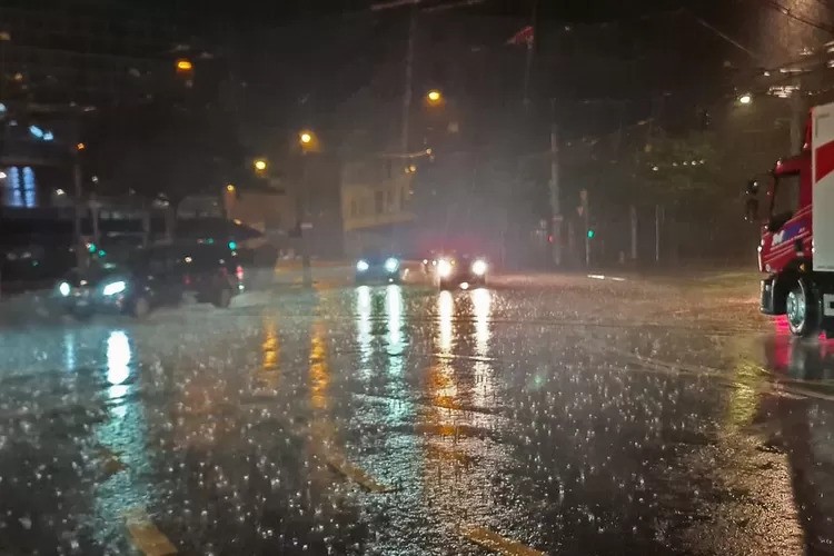 BMKG Peringatkan Cuaca Ekstrem Jakarta Hingga Februari 2026