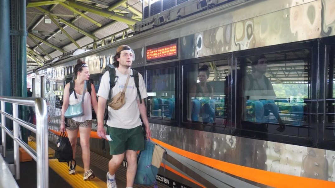 Kereta Api Jadi Pilihan Wisatawan Asing di Sumsel