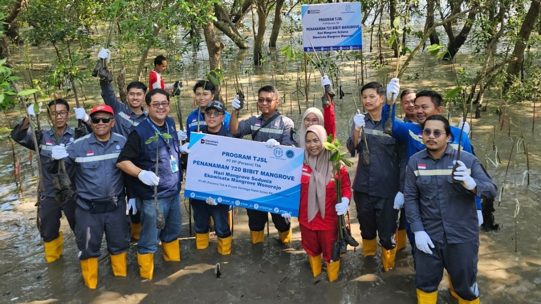 PTPP Hijaukan Pesisir Surabaya Lewat Aksi Mangrove