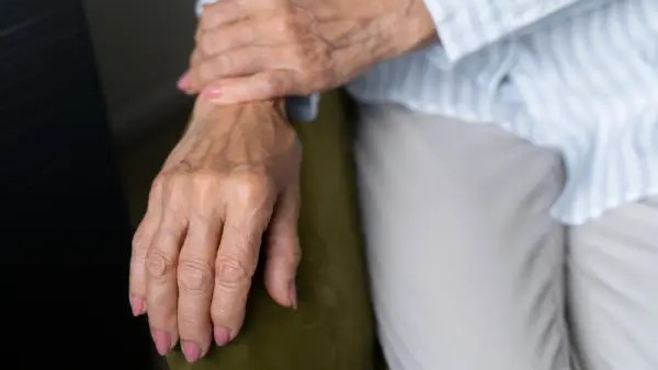 5 Kebiasaan Pagi Efektif untuk Menurunkan Kadar Asam Urat Secara Alami