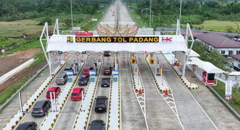 Hutama Karya Awasi Arus Rekayasa Lalu Lintas di Tol Padang-Sicincin