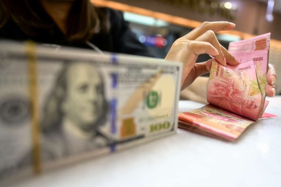 Perbankan Sesuaikan Kurs Rupiah di Rp16.300