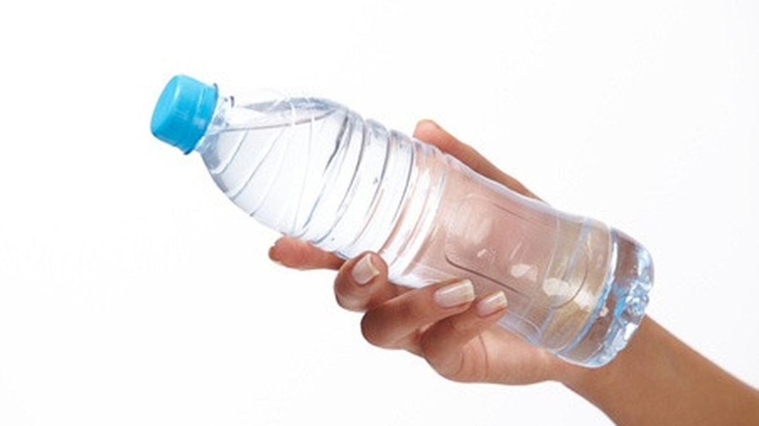 Kebiasaan Minum dari Botol Plastik Tingkatkan Risiko Mikroplastik