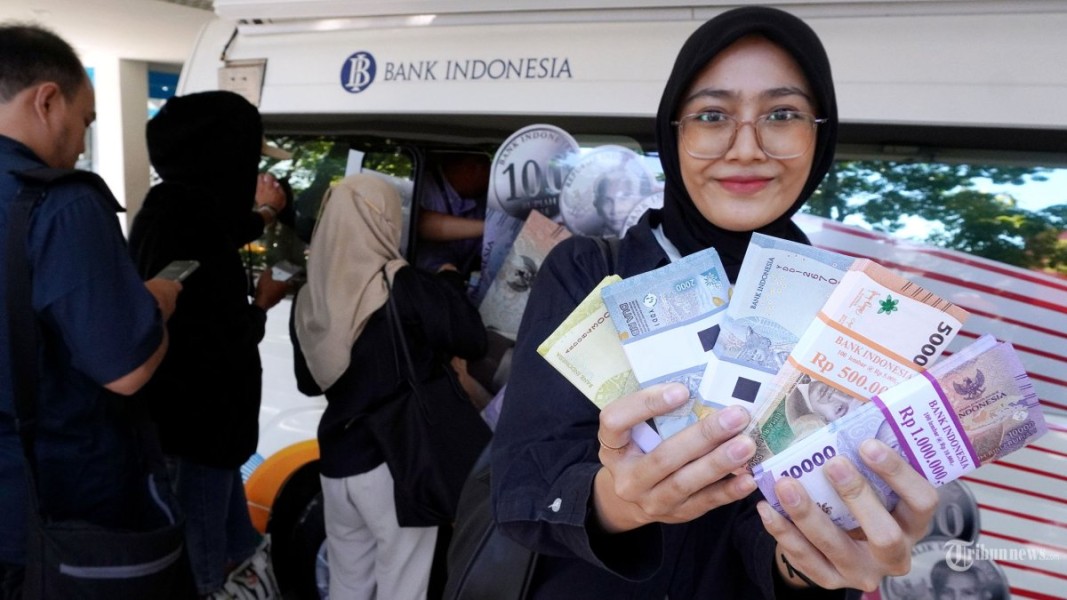 Layanan Penukaran Uang Baru Bank Indonesia di Blitar: Warga Antre untuk Mendapatkan Pecahan Uang Baru