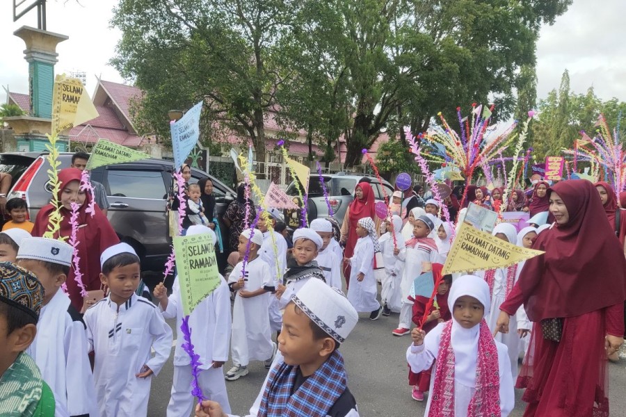 UIN Palangka Raya Kirim 300 Mahasiswa Semarakkan Pawai Tarhib Ramadan