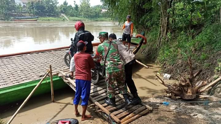 Penyeberangan Jimbung Masih Jadi Andalan Warga Blora Bojonegoro
