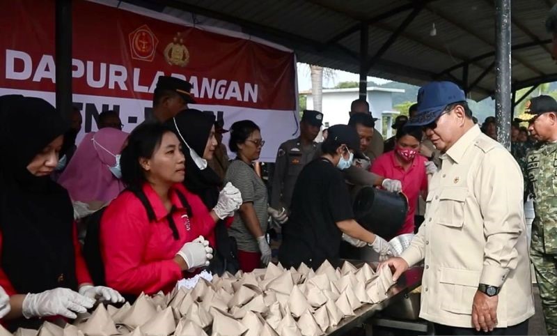Prabowo Cek Posko Dapur Umum Tapteng, Temui Langsung Pengungsi