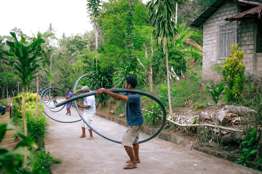 PLN UIP Nusra Rayakan HLN Ke 80 Dengan Memberikan Bantuan Pendidikan Kepada Anak Masyarakat Sekitar Proyek Energi