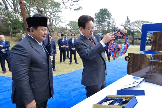 Prabowo Beri Hadiah Baju Untuk Bobby Anjing Presiden Korea Selatan