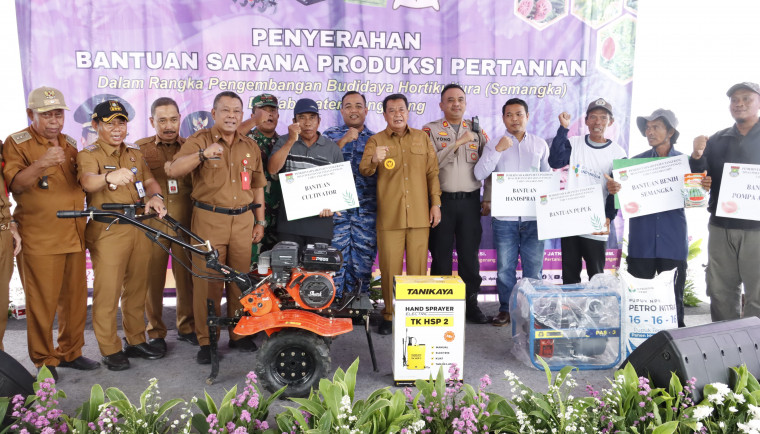 Petani Semangka Terima Bantuan Produksi, Bupati Tanam Perdana sebagai Simbol Program Ketahanan Pangan