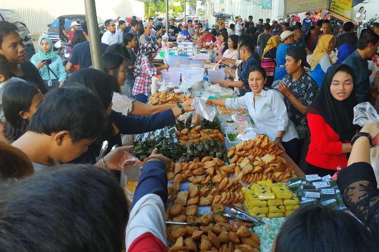 Jalan Pramuka-Sidapurna Jadi Pusat Perburuan Kuliner Takjil di Kuningan