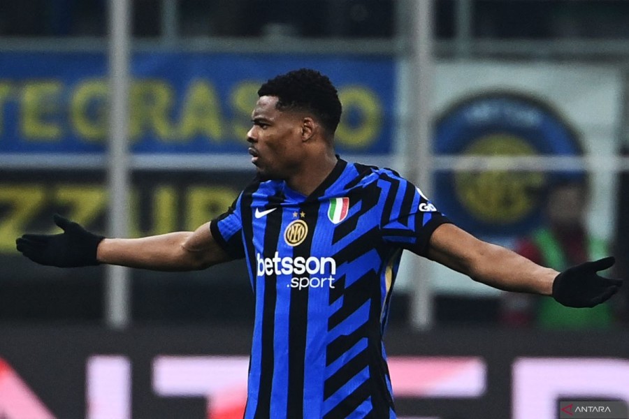 Barcelona Berburu Denzel Dumfries: Solusi Cerdas di Tengah Krisis Finansial