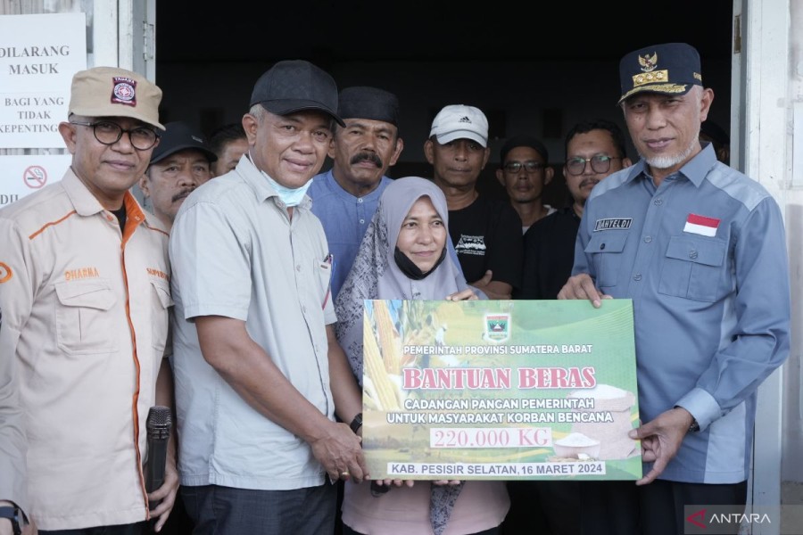 Pemprov Sumatera Barat Salurkan Bantuan 2.220 Kilogram Beras dan Logistik ke Daerah Bencana Banjir
