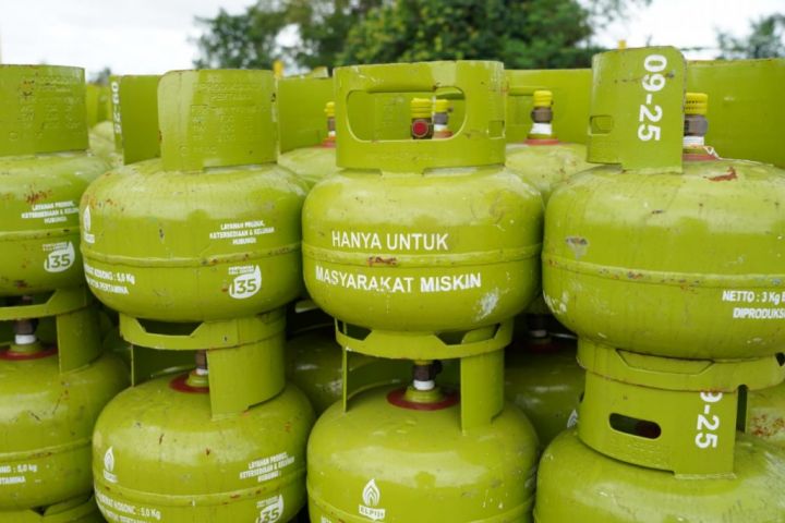Lagi Gas 3 kg di Gunung Labuhan Langka