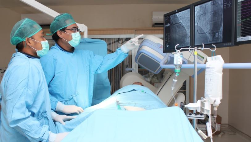 Dokter Mengalami Serangan Jantung saat Menangani Pasien