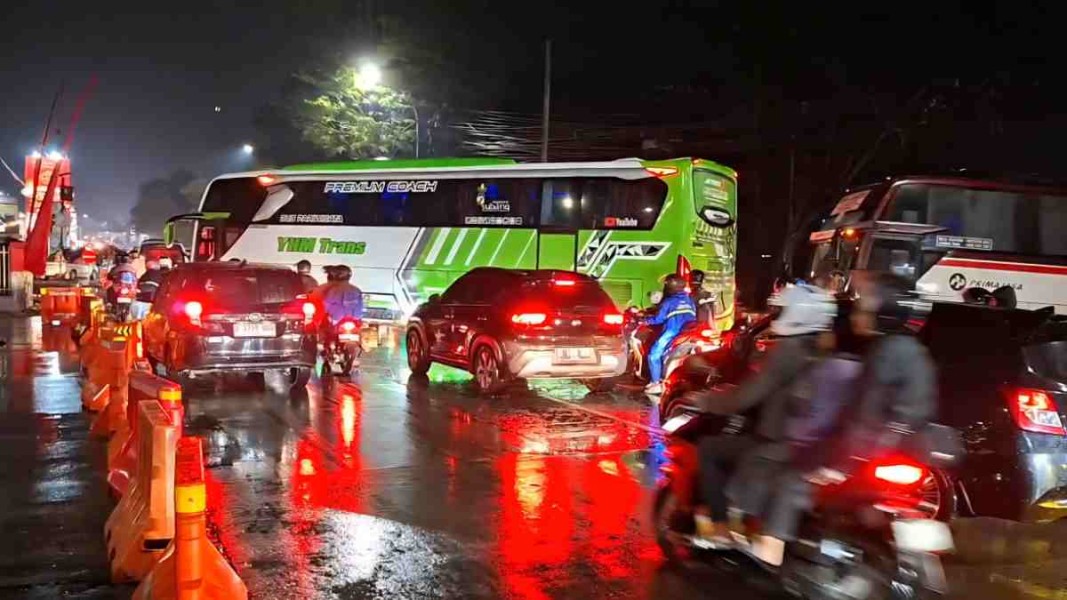 Arus Mudik Garut Padat Polisi Terapkan Sistem One Way Jalur