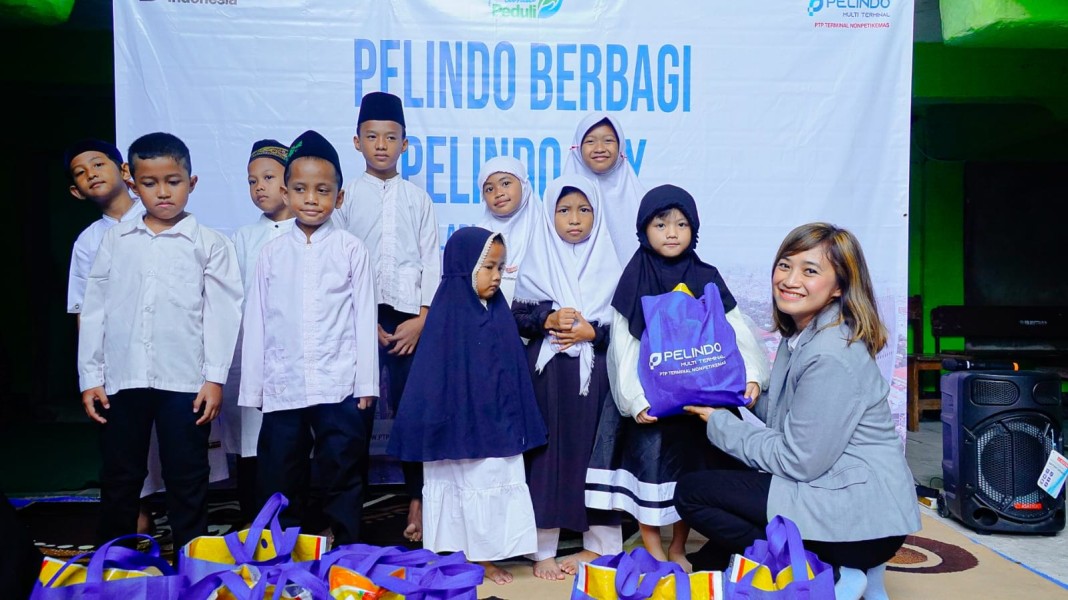 Pelindo Multi Terminal Bagikan Sembako Sambut Pelindo Day