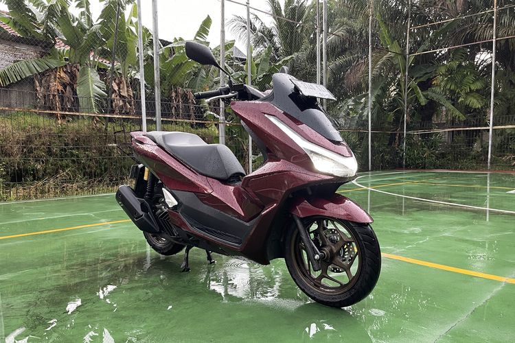 PCX 2025 Burgundy memiliki Skutik Premium dengan Tampilan Mewah dan Fitur Canggih