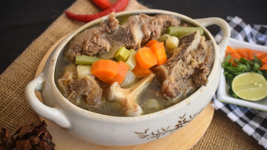 5 Tempat Makan Sop Buntut Legendaris di Surabaya dengan Kuah Gurih yang Bikin Nagih