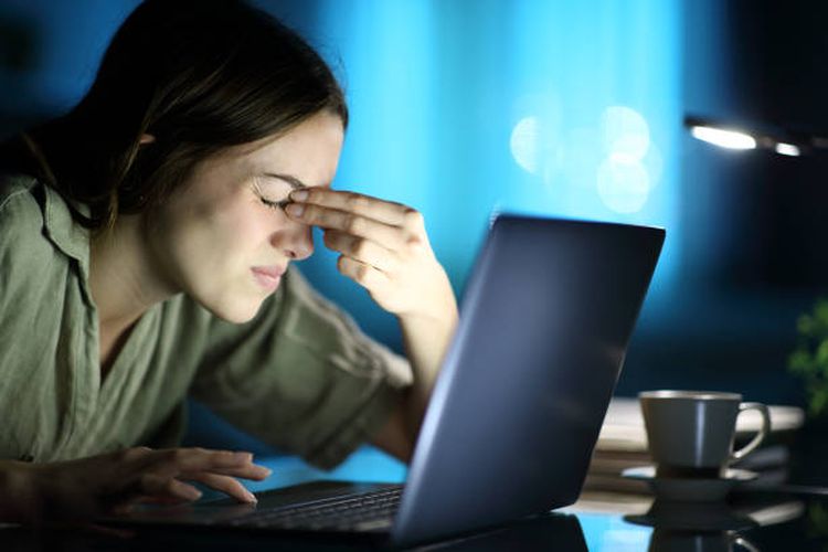 Terlalu Lama Menatap Layar Tingkatkan Risiko Mental Remaja