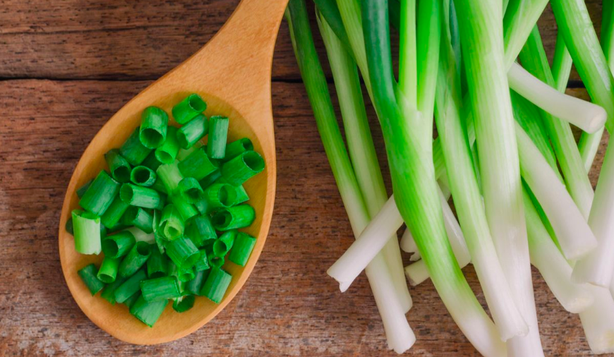 4 Khasiat Air Rebusan Daun Bawang Campur Madu untuk Kesehatan