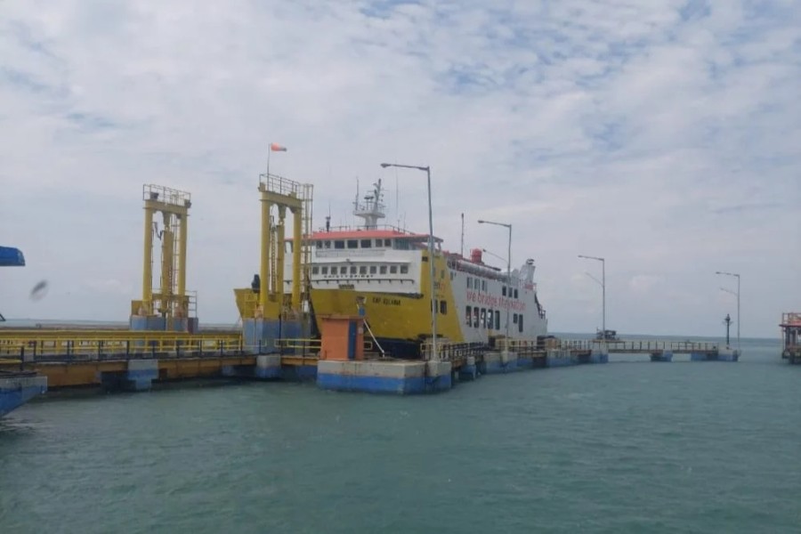 Penyeberangan Cepat di Pelabuhan Tanjung Api Api