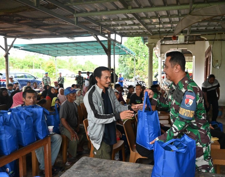 TNI AU Salurkan Bantuan Sembako Besar Besaran