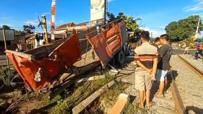 Insiden Kecelakaan di Kediri: Kereta Api Kertanegara Alami Benturan dengan Truk Pupuk, Seorang Awak Kabin Terluka