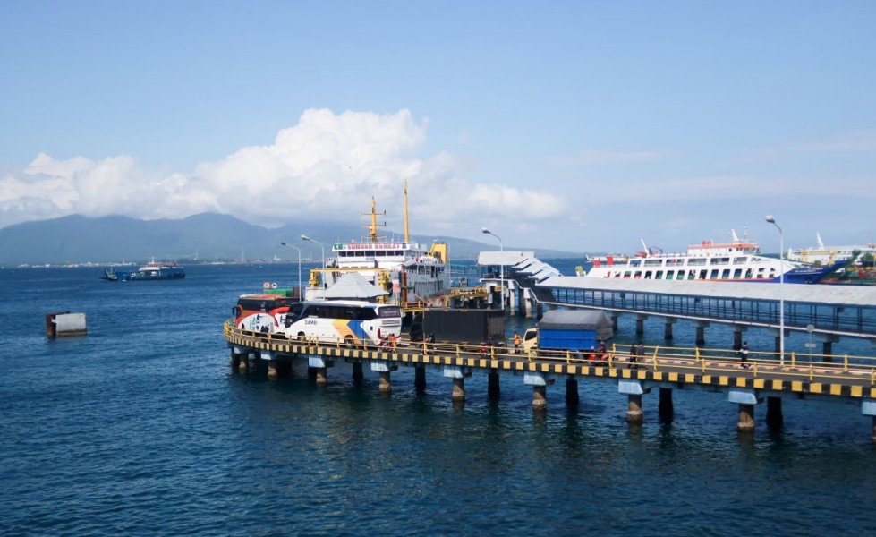 Sortir Stiker Atur Lalu Lintas Penyeberangan Selat Bali