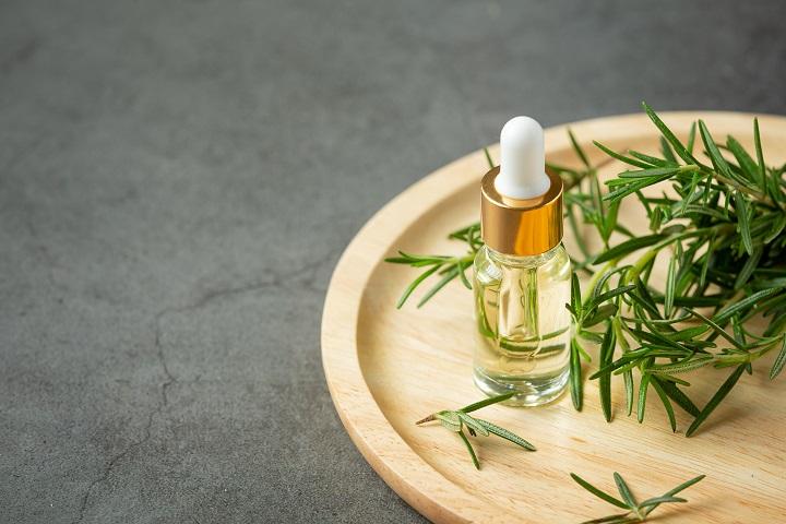 Intip 4 Manfaat Tersembunyi Rosemary Oil untuk Wajah agar Jerawat Cepat Sembuh