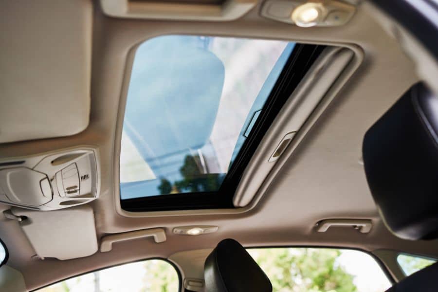 Sejarah dan Perkembangan Sunroof pada Mobil: Dari Fitur Mewah hingga Standar Modern