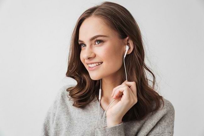 Dokter Ingatkan Bahaya Headset untuk Telinga