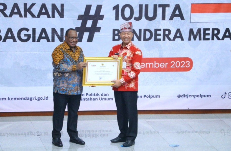 Mendagri Instruksikan Pemerintah Daerah Sukseskan Gerakan Pembagian 10 Juta Bendera