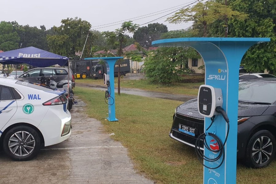PLN Rencanakan Transformasi 40 Juta Tiang Listrik Jadi Charger Kendaraan Listrik