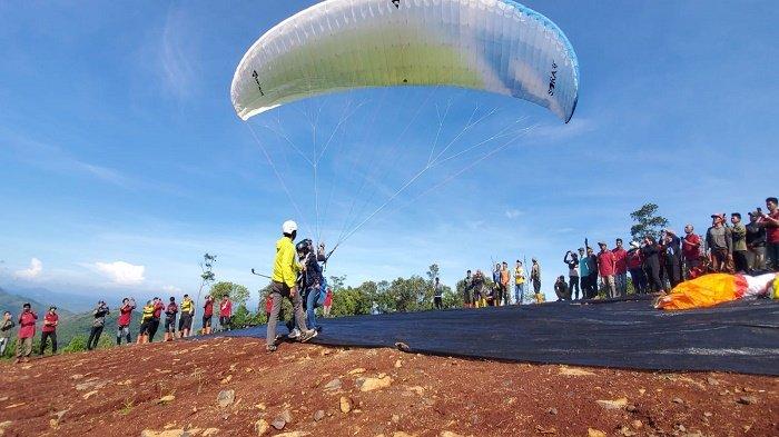 Wisata Paralayang Cihampelas Jadi Magnet Baru