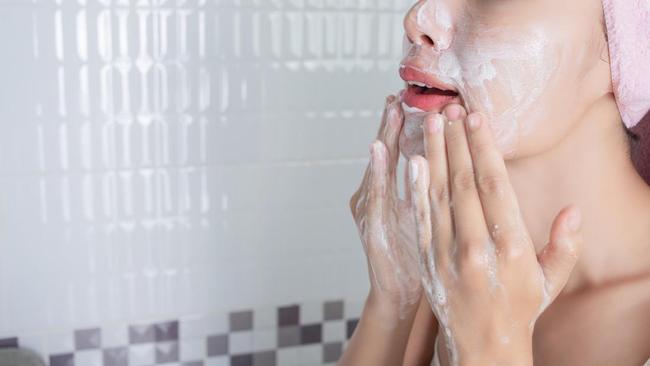 4 Kesalahan Mencuci Muka yang Bikin Wajah Mudah Breakout
