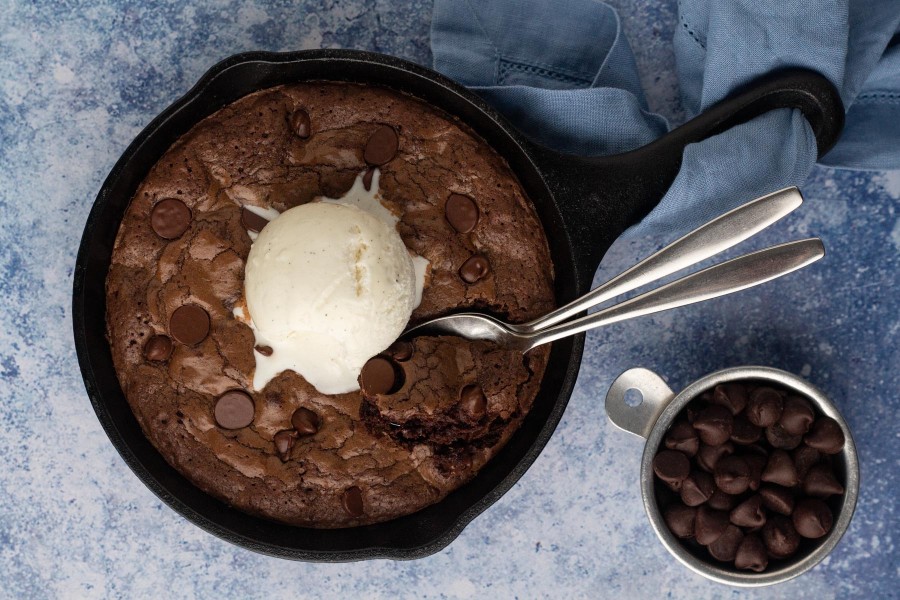 Resep Skillet Brownie Lezat untuk Menikmati Cokelat Gooey Langsung dari Wajan di Rumah
