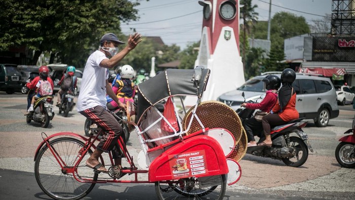 Transportasi Becak Hidup Arwah