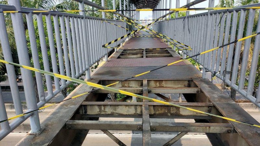 Kondisi Memprihatinkan Jembatan Penyeberangan Orang di Jalan Daan Mogot, Jakarta Barat: 15 Pelat Besi Hilang, Keamanan Terancam