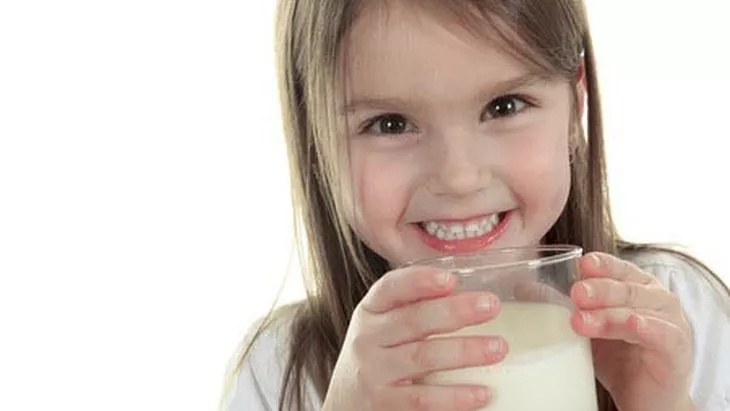 Dokter Ingatkan Bahaya Susu Berperisa bagi Gigi Anak