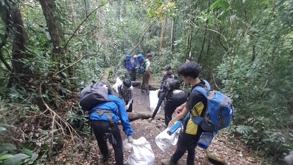 Gunung Gede Pangrango Ditutup Sementara Akibat Sampah Menumpuk di Jalur